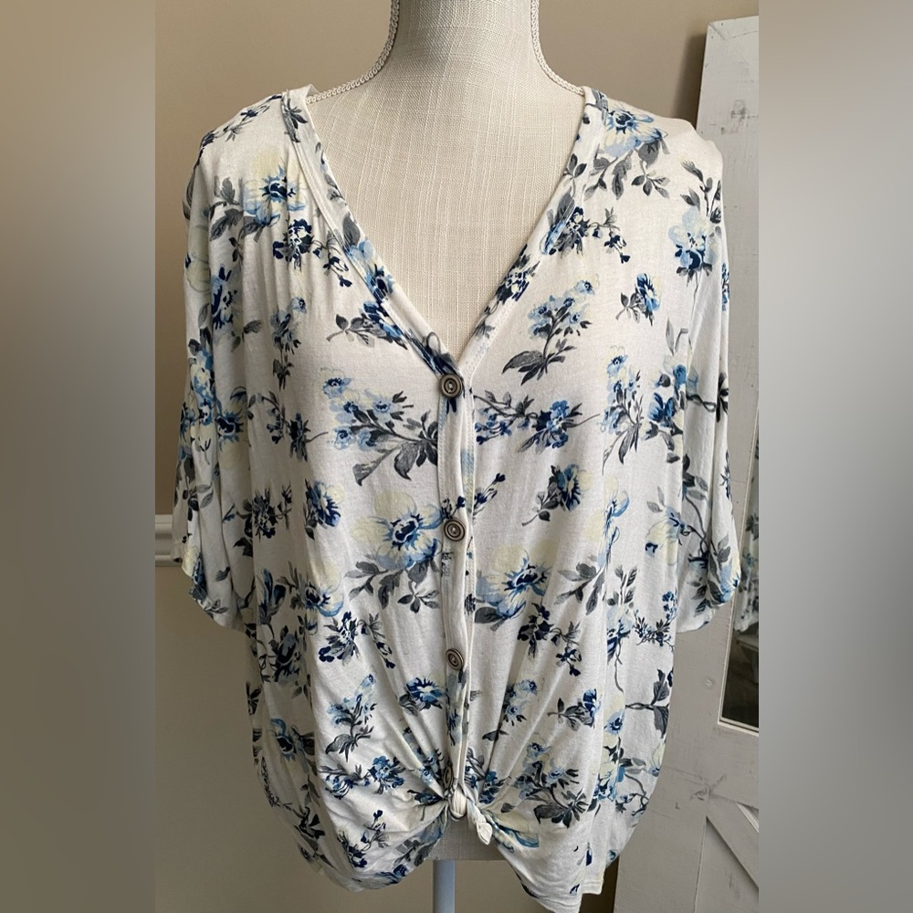 Beautiful Floral Boutique Blouse 💙